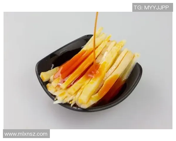 足球明星挑战美食极限螺蛳粉的独特魅力引发热议